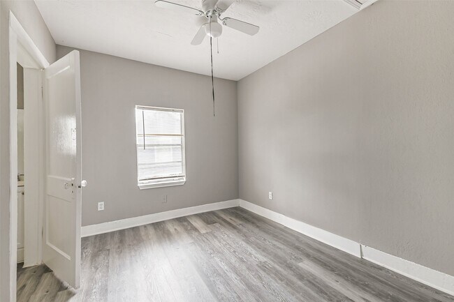 Building Photo - 9839 Racine St