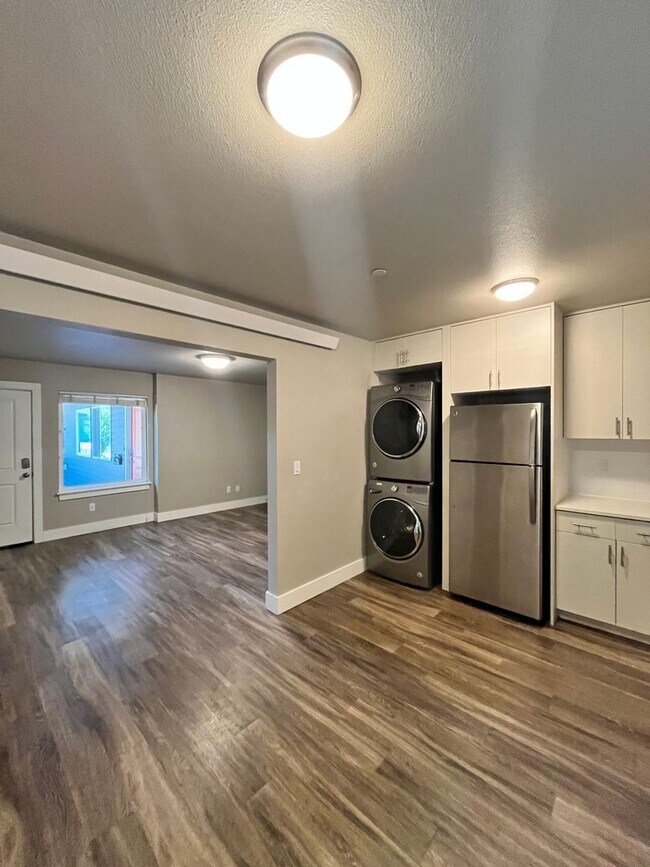 Building Photo - Large 3 Bedroom 2 Bathroom! In-Unit Washer...