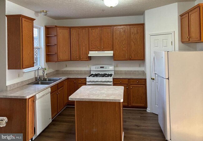 Building Photo - 8002 Bullfinch Pl