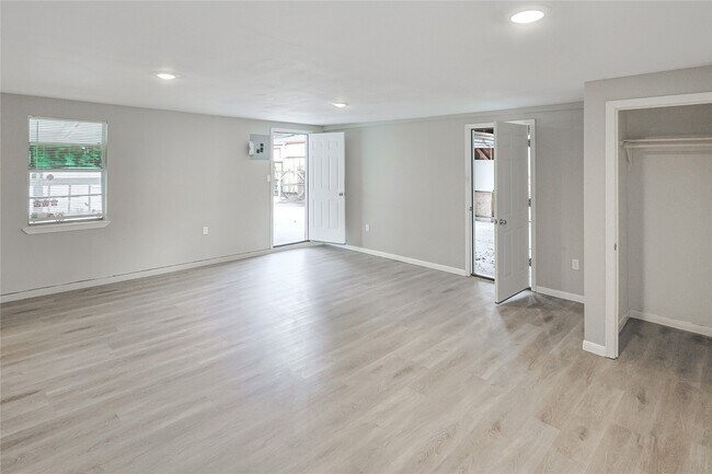 Building Photo - 1106-12th 1/2 12th 1/2 St N