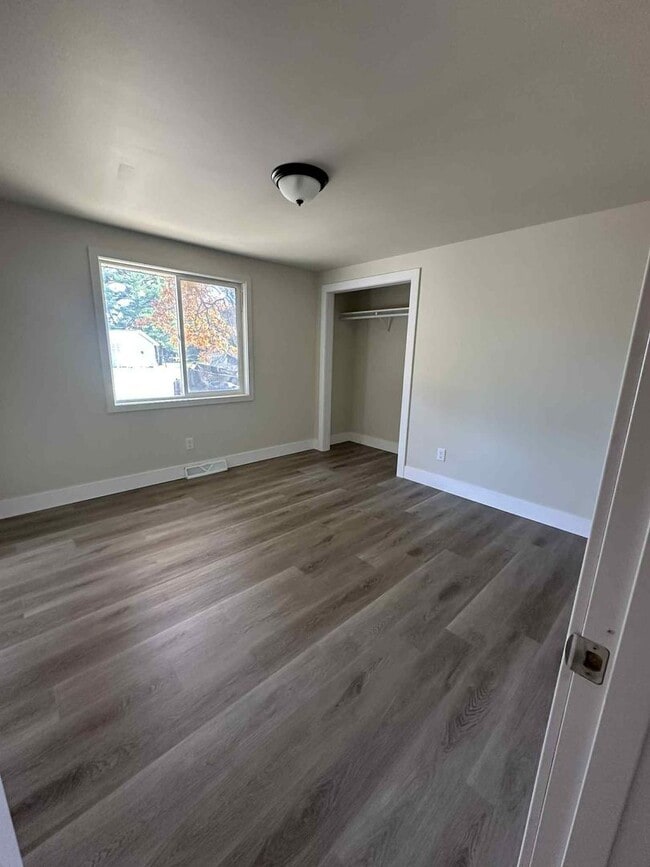 Building Photo - REMODELED 2 Bedroom Duplex