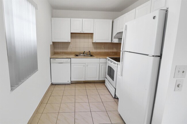 Building Photo - 580 Normandy Ln