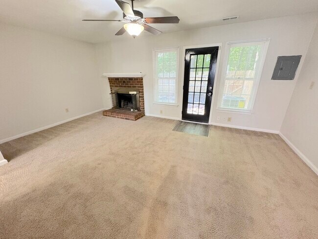 Building Photo - Come visit this cute 3 bedroom 1.5 bath in Chesapeake