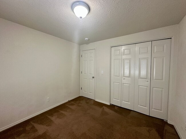 Building Photo - Three Bedroom Home in South Salem with a View