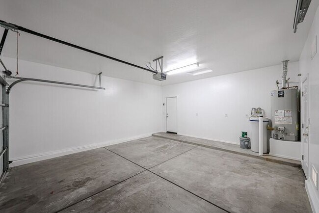 Building Photo - MOVE IN SPECIALS!! Charming 4 Bed 2 bath 2...