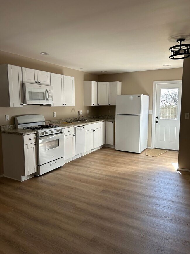 Building Photo - 400 Meadow Ln