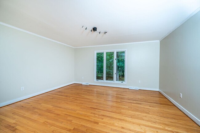 Building Photo - Exceptional Contemporary Features Privacy and a Scenic Back Yard.