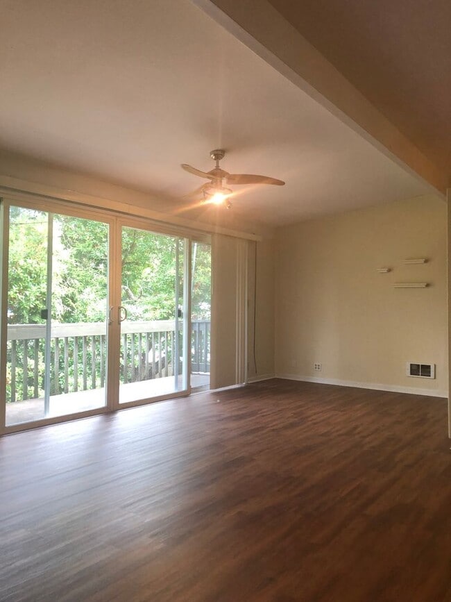 Building Photo - Tillicum 306