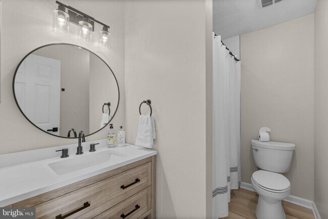 Building Photo - 404 Hobbitts Ln