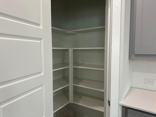 Building Photo - 3904 Kenwood Dr