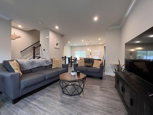 Building Photo - 217 Stonehurst Dr
