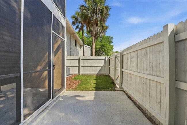 Building Photo - 1428 Oak Pl