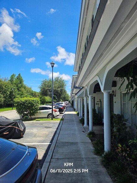 Building Photo - 1109 Colonial Palms Way