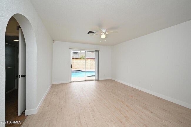 Building Photo - 7301 W Canterbury Dr