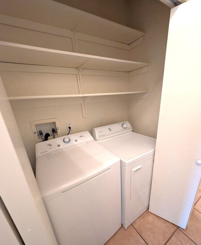 Building Photo - Convenient Tucson Eastside Home with 3 bed...