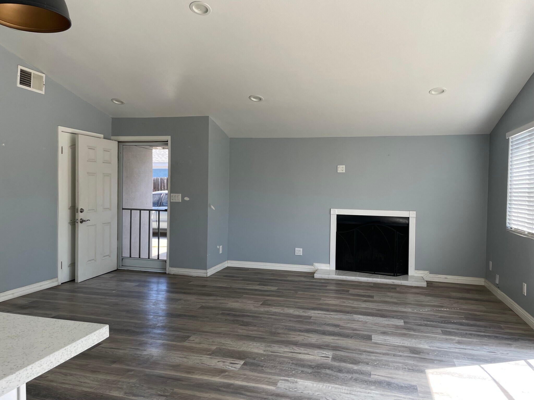 Building Photo - 506 W Gage Ave