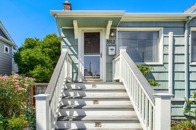 Building Photo - Charming 1bed/2bath Home with Lowel Level Bonus Room in West Seattle!