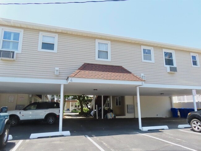 Building Photo - 6 N Newport Ave