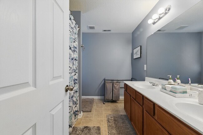 Building Photo - 985 Hollymeade Cir