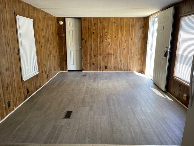 Building Photo - 2 bed, 1 bath mobile home in Lexington! $7...