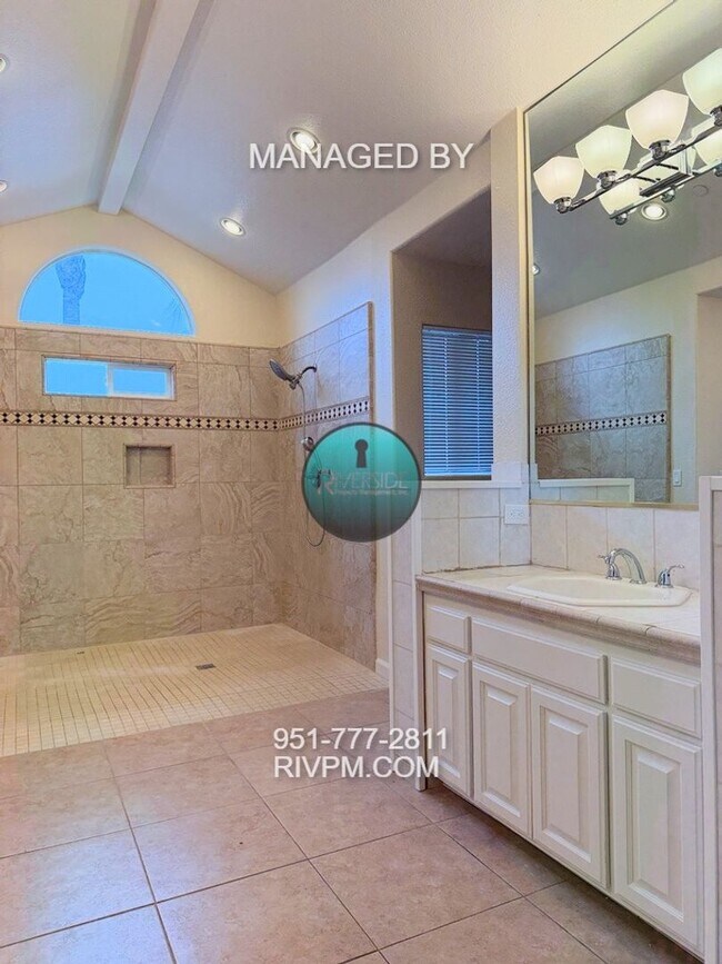 Building Photo - Single story large corner lot home in Jurupa Valley ready for move-in!