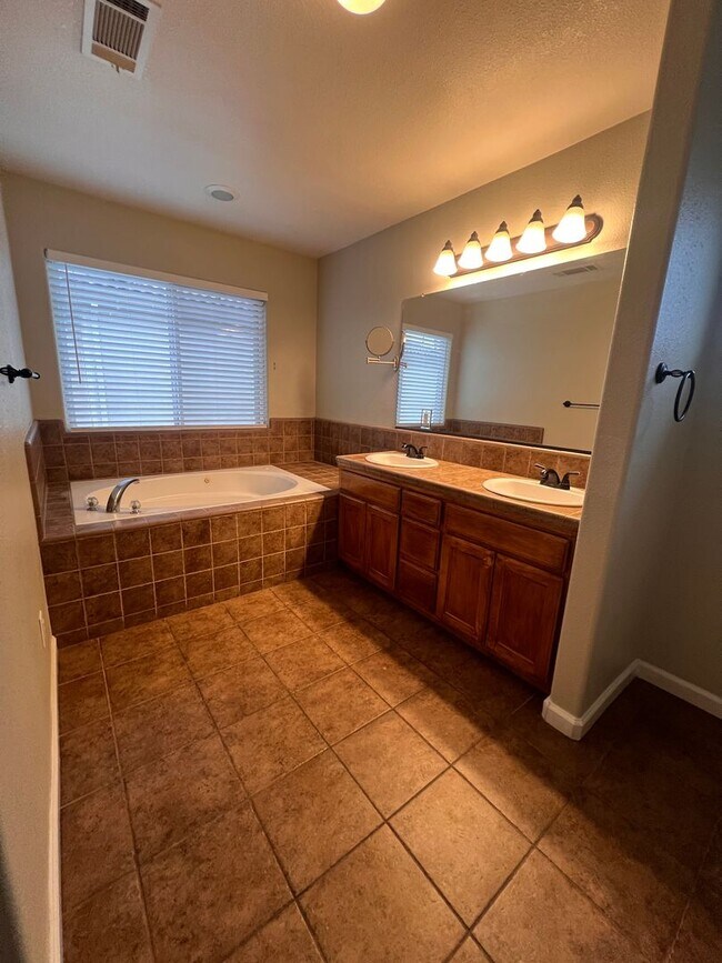 Building Photo - Large Two Story Home Recently Remodeled Available NOW