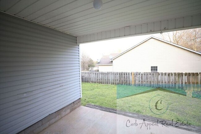 Building Photo - Spacious 3 bed/2 bath home - garage, deck, fenced back yard - includes yard care!!