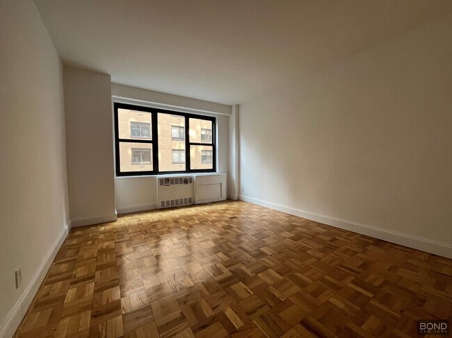 Building Photo - 340 E 74th St