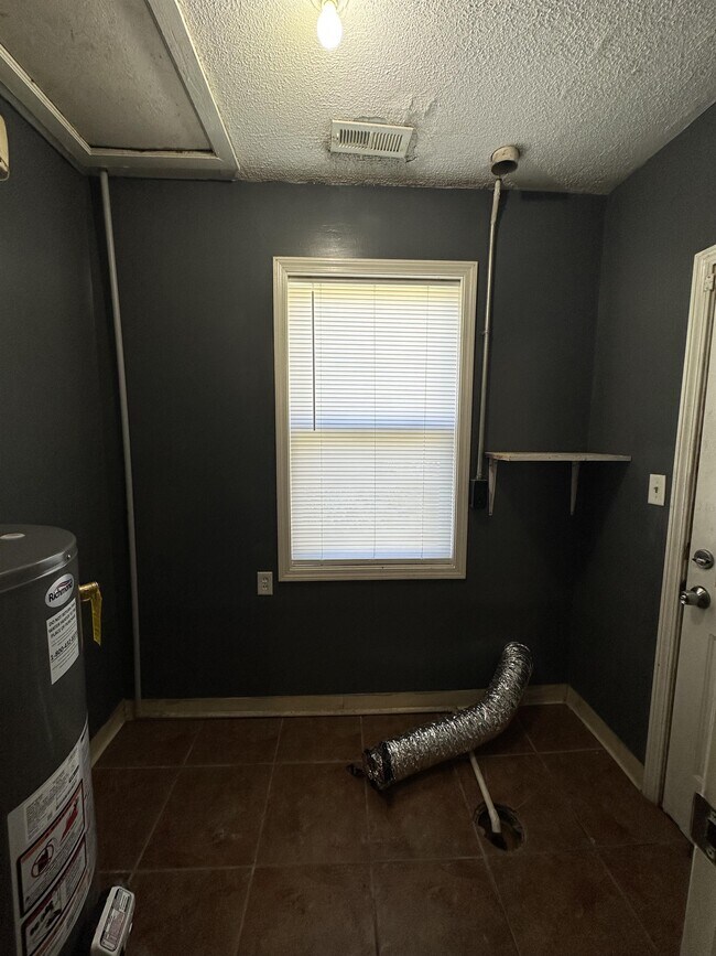 Building Photo - 1332 N Erie St