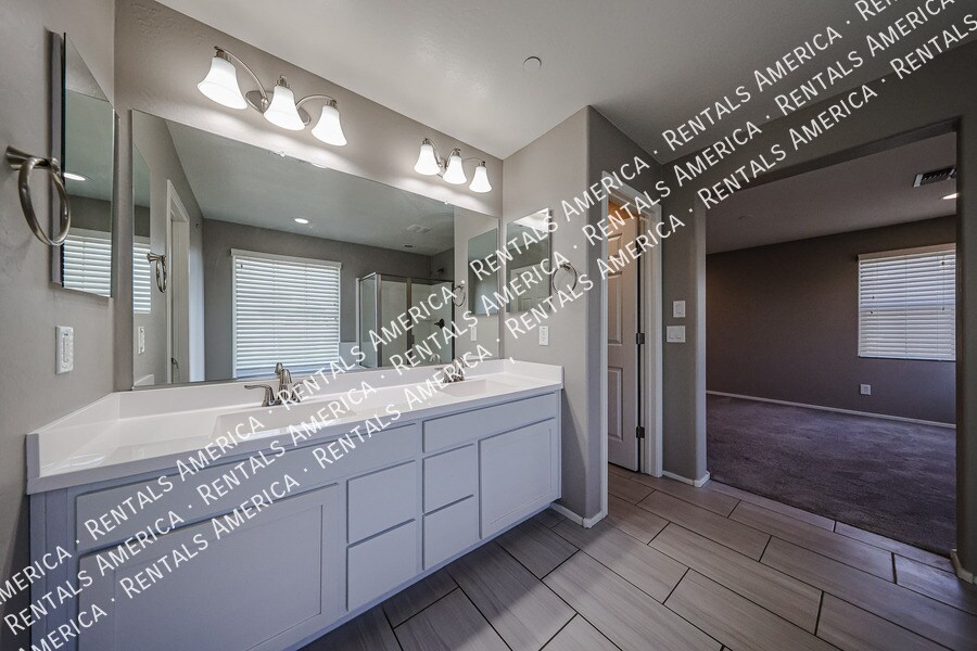 Building Photo - 257 N 56th Pl
