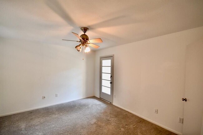 Building Photo - 4404 Basswood Ln