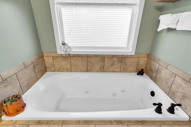 Building Photo - 2 story 4 bedroom 3.5 bath