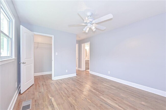 Building Photo - 1421 Thunderwood Ct SW