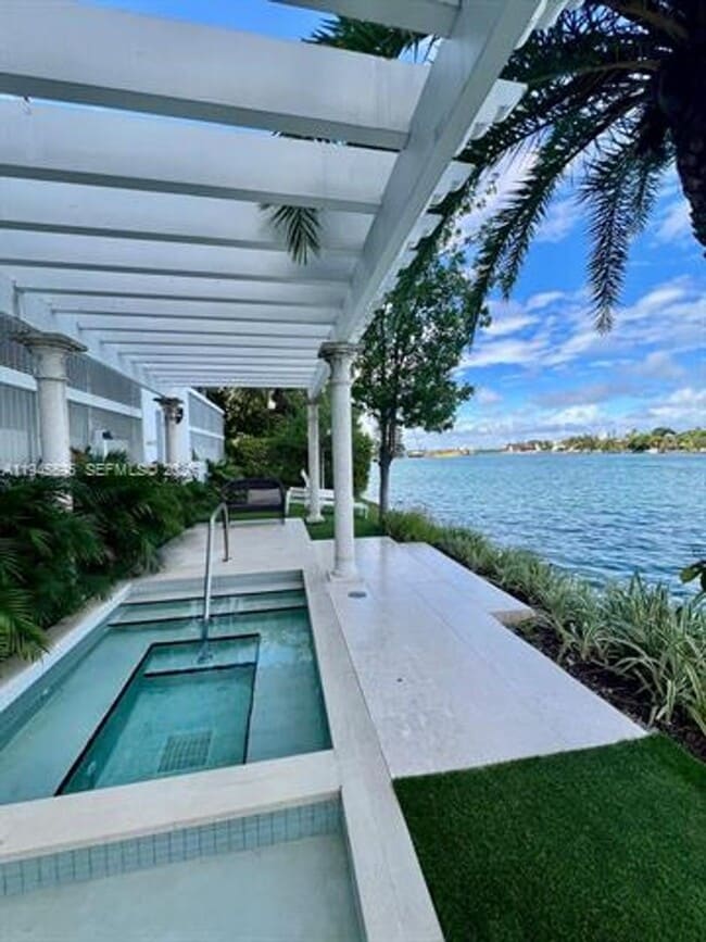 Building Photo - 9821 E Bay Harbor Dr