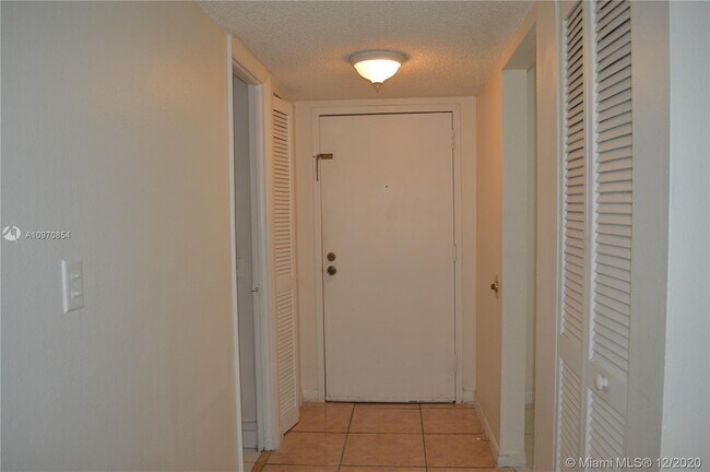 Building Photo - 9320 Fontainebleau Blvd