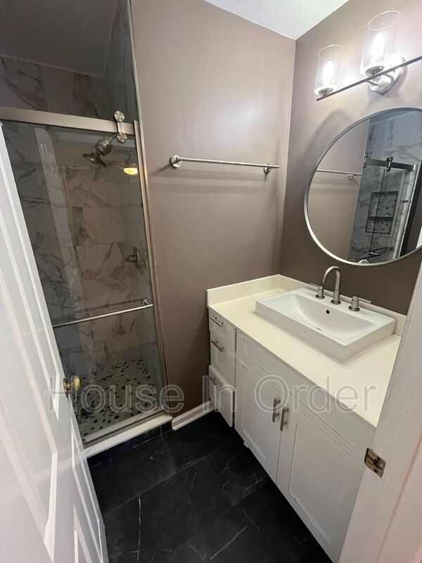 Building Photo - 217 Scottlynn Dr
