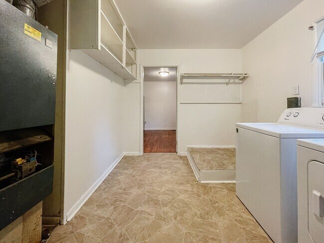 Building Photo - Coming Soon! Cozy 2 Bed / 1 Bath Home — Pet Friendly!