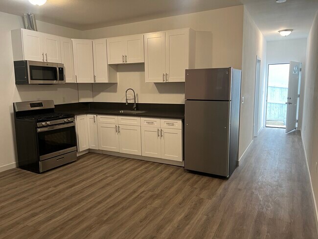 Building Photo - 233 Park View N St