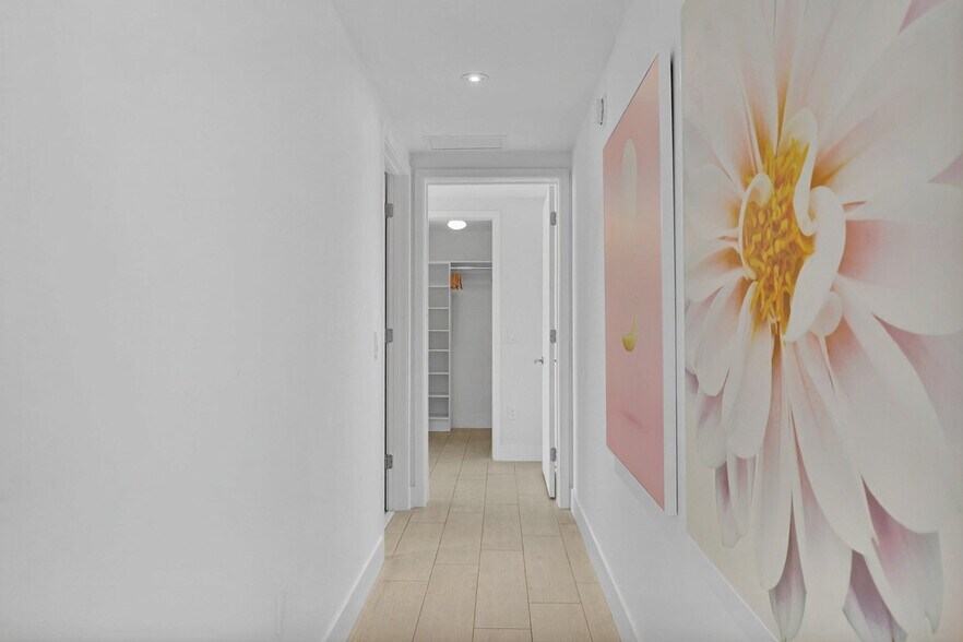 Building Photo - 4010 S Ocean Dr