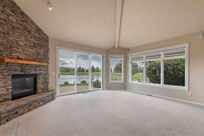 Building Photo - Wonderful Townhome On Eagle Bend Golf Course!