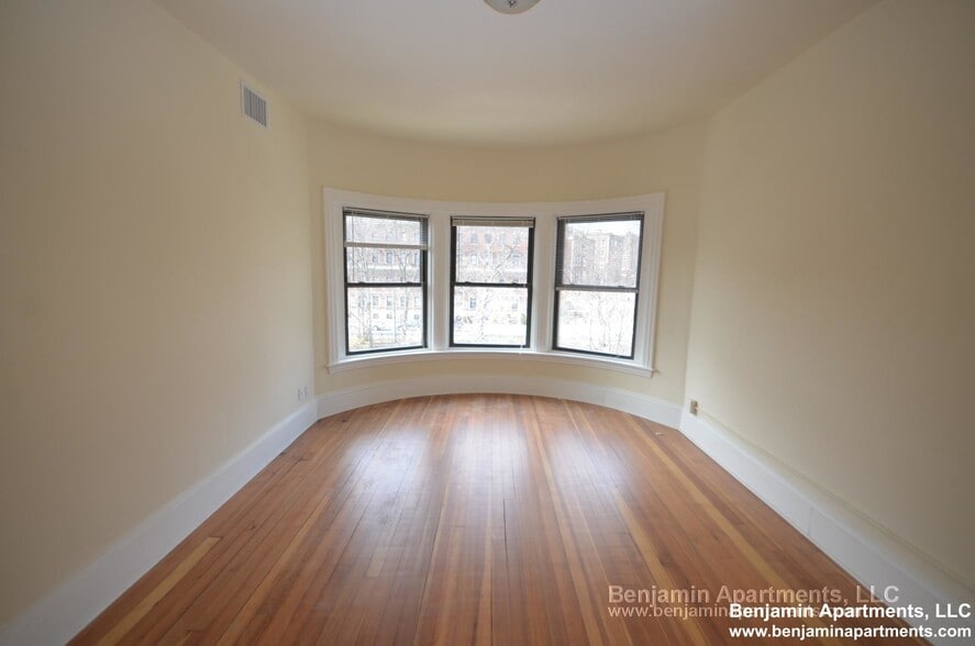 Primary Photo - 1493 Beacon St