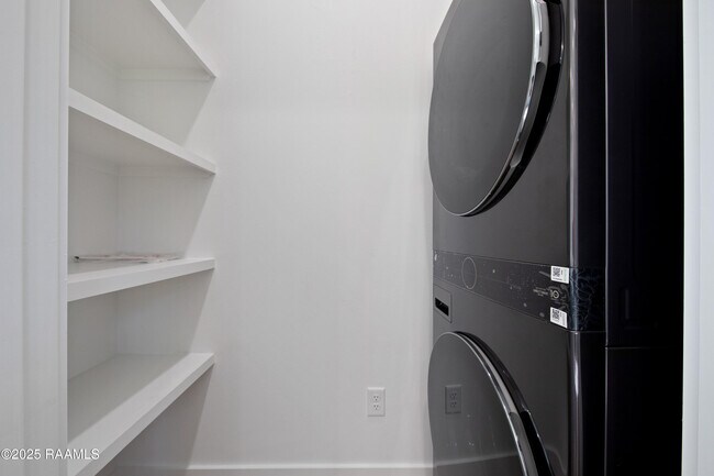 Building Photo - 210 Steiner Oaks