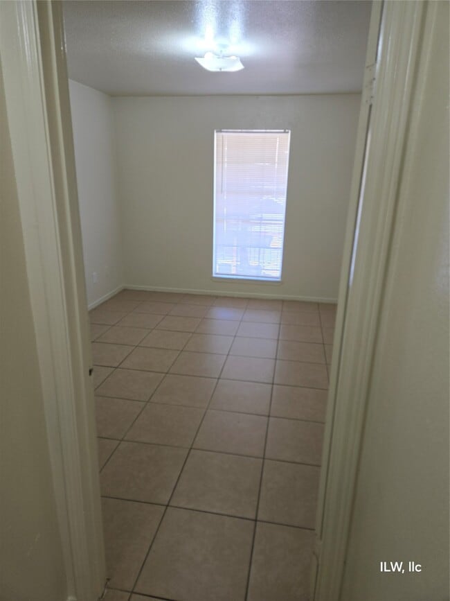 Building Photo - 830 Victoria Dr