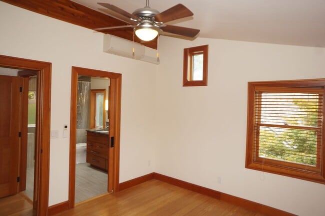 Building Photo - Amazing two bedroom sellwood beauty!