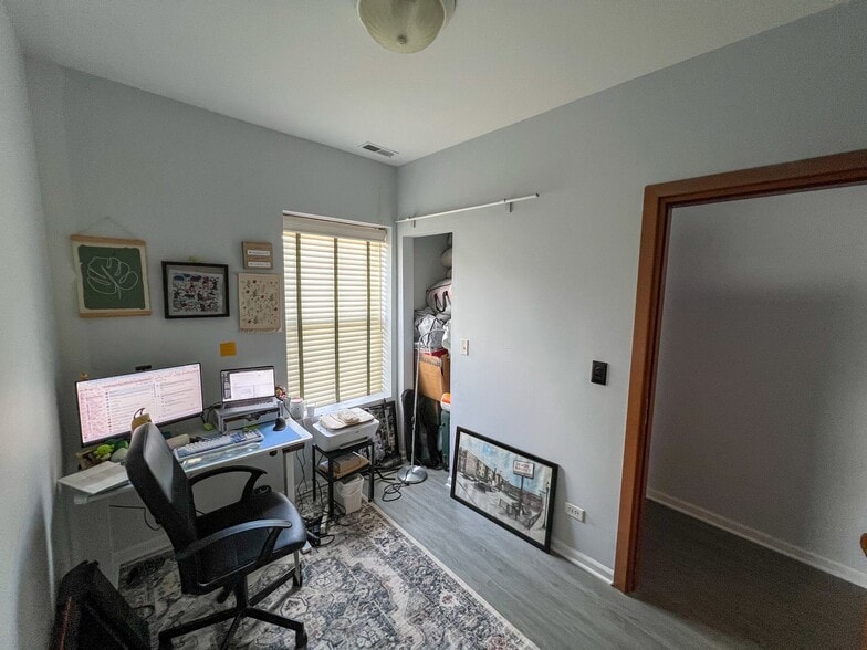 Building Photo - 6421 N Greenview Ave