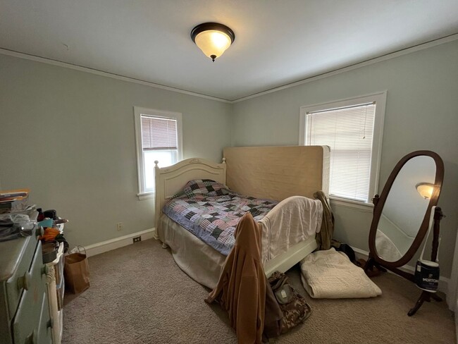 Building Photo - AVAILABLE JULY - 3 BEDROOM/1.5 BATHROOM HOME