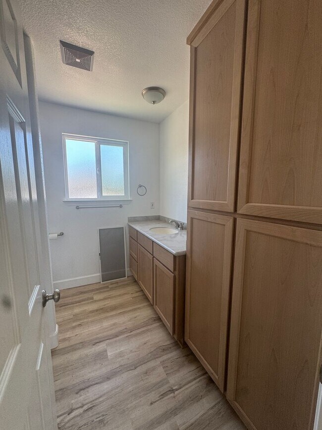 Building Photo - 2 bed/1 ba cottage - downtown Yuba City