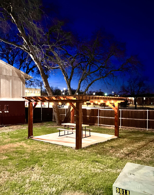 Courtyard - Red Oak on A