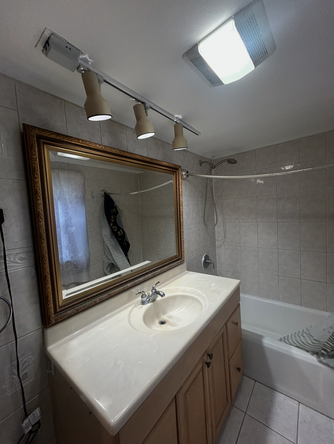 Building Photo - 632 W Roxbury Pky