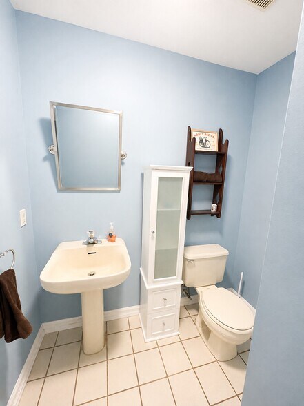 Half Bath - 14 Inverrary Pl